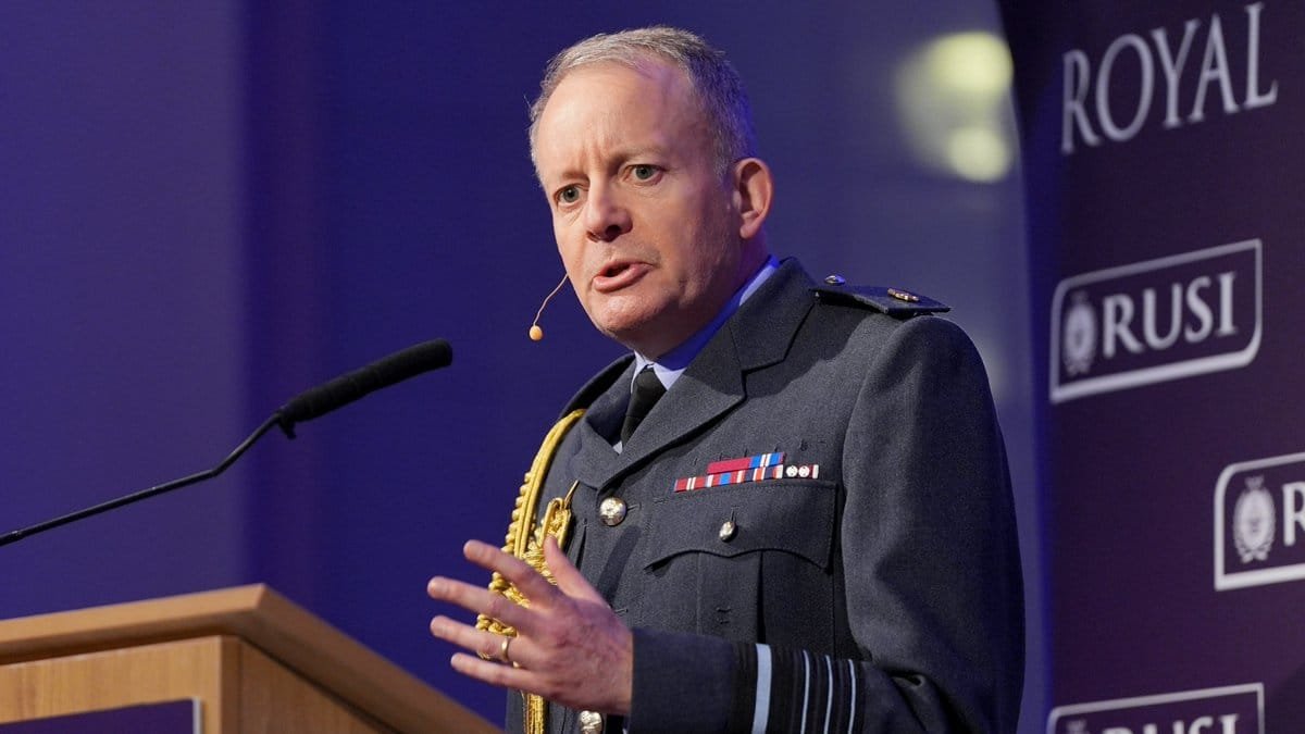  Britaniya ordusunun rəhbəri: Gənclər döyüşməyə hazır olmalıdır