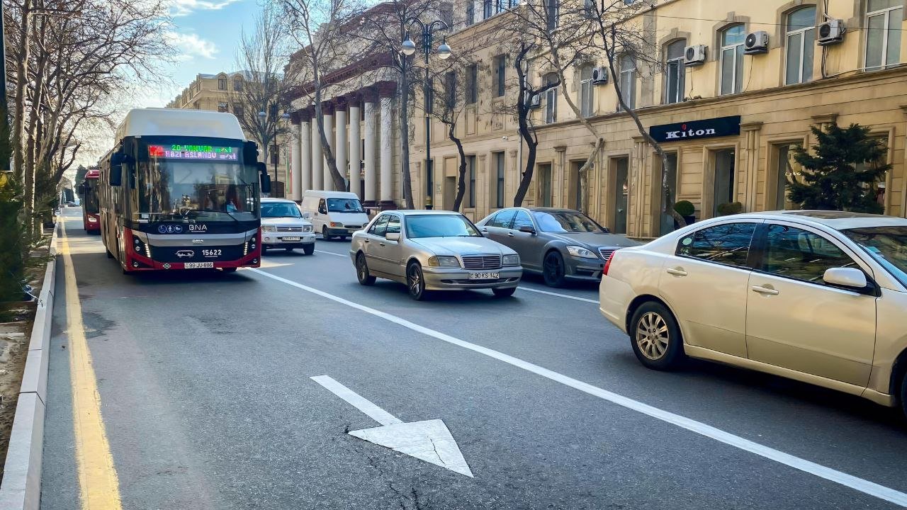 Taksilərin avtobus zolaqlarından istifadə etməsinə icazə verilməsi təklif edilir