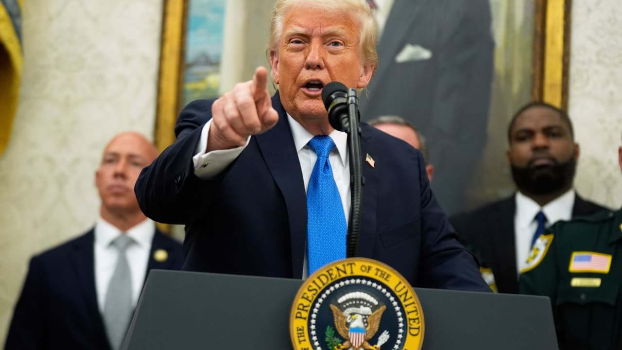 Tramp İran İnqilab Keşikçilərinə silahı təhvil verməyə çağırıb