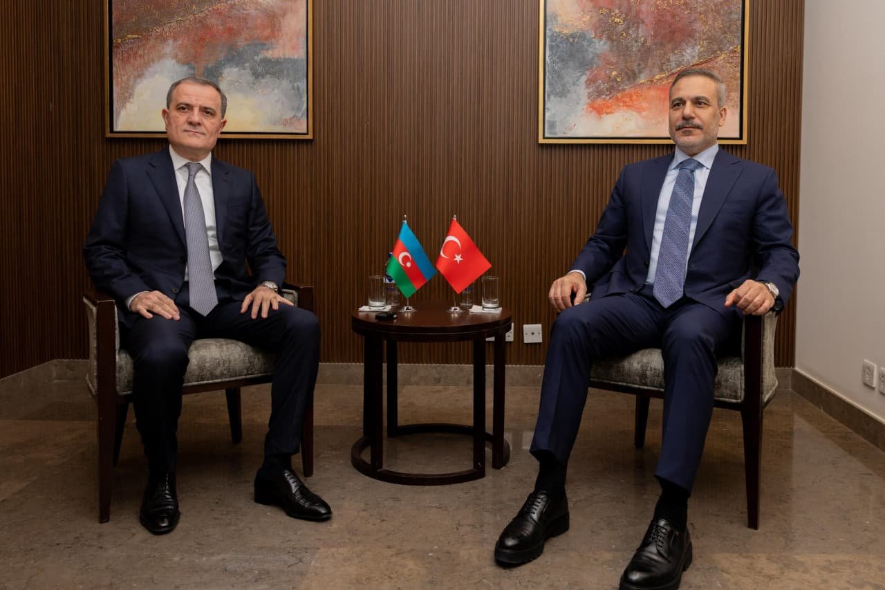 Ceyhun Bayramov Ər-Riyadda Hakan Fidan ilə görüşüb