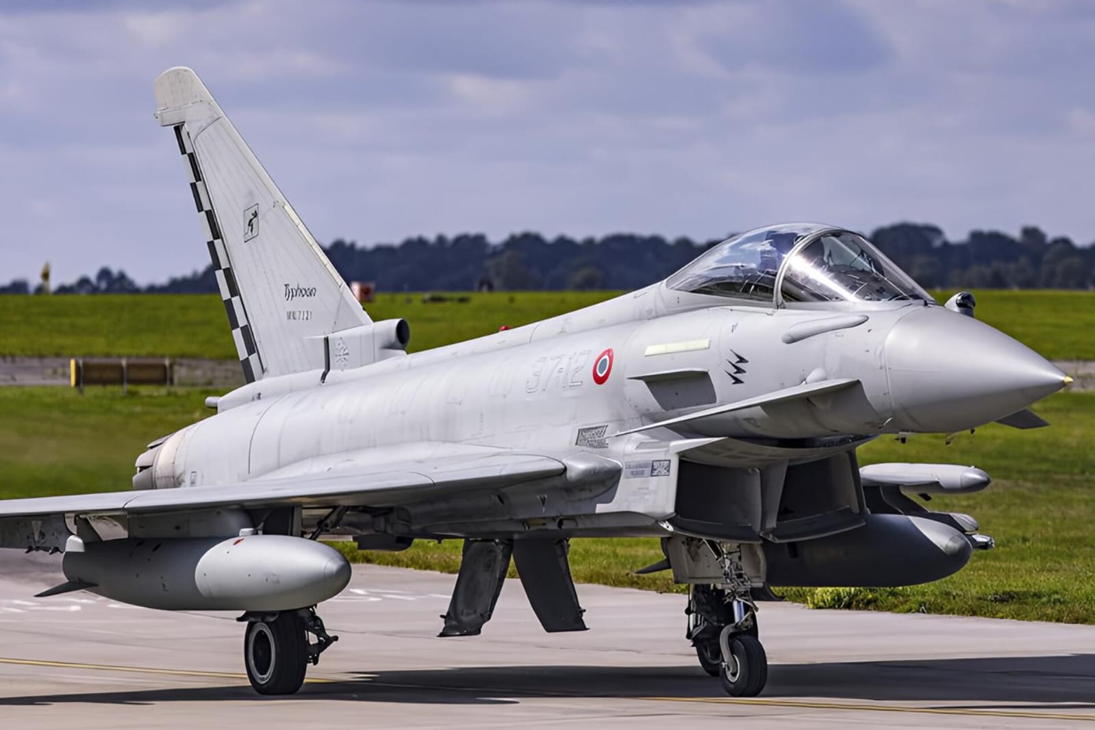 Səudiyyə Ərəbistanındakı bazaya hava hücumu zamanı İtaliyaya məxsus bir Eurofighter döyüş təyyarəsi vuruldu